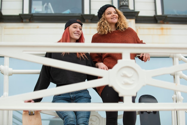 Donne sorridenti del colpo medio all'aperto