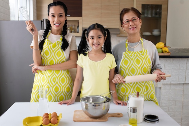 Donne di smiley colpo medio in posa