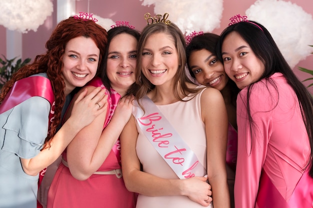 Foto donne sorridenti del colpo medio che posano