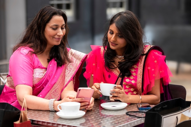 Photo medium shot smiley women sitting at table