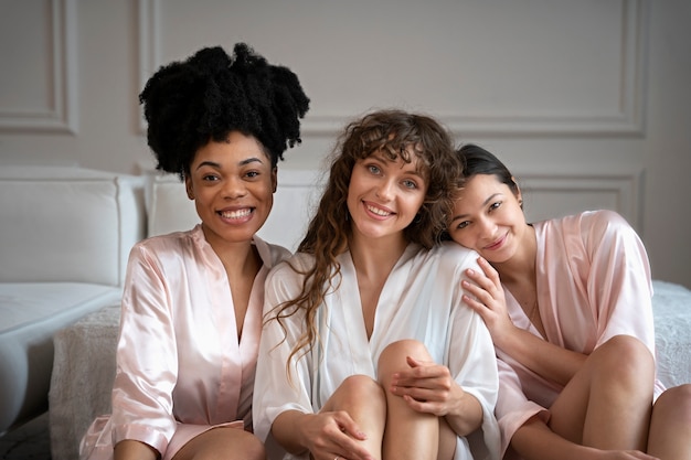 Foto donne sorridenti del colpo medio che si siedono insieme