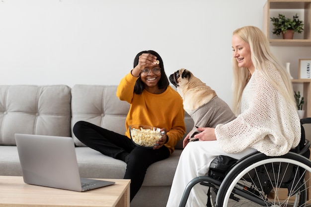 写真 犬とミディアムショットのスマイリー女性