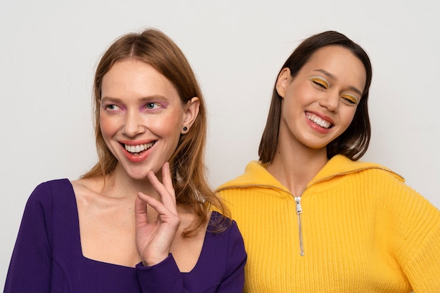 Foto donne sorridenti a colpo medio con trucco