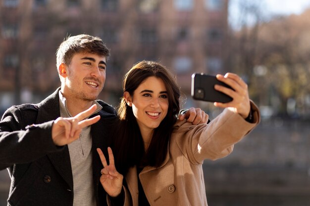 Medium shot smileypaar dat selfie neemt