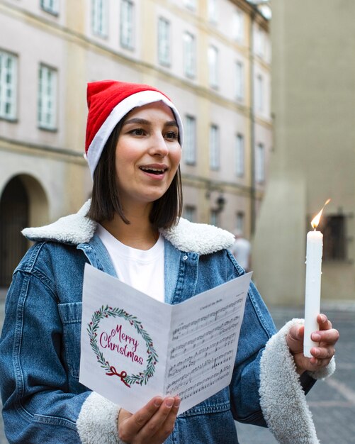 Medium shot smileyvrouw die buitenshuis zingt