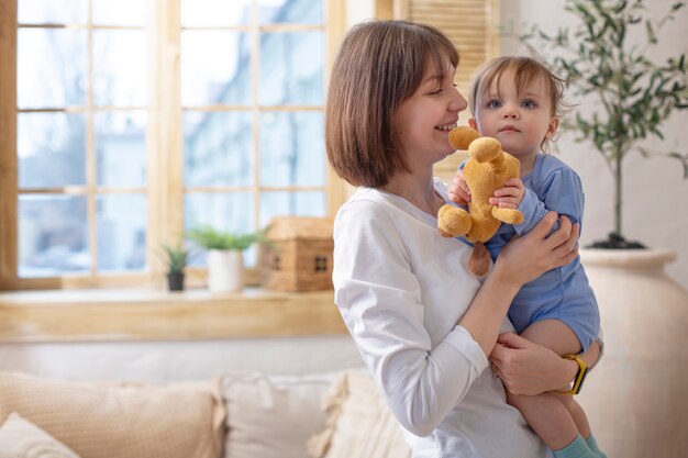 Foto medium shot smileyvrouw met baby