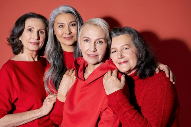 Foto medium shot smileyvrouwen die samen poseren