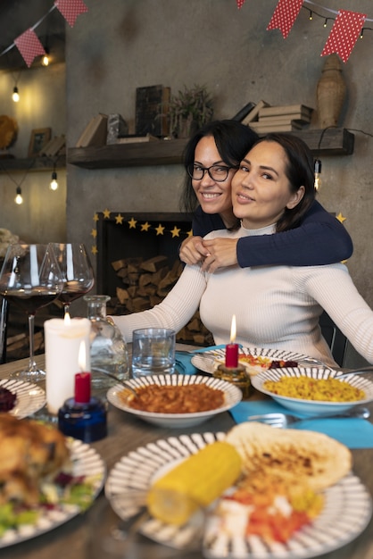 Foto medium shot smileyvrouwen knuffelen