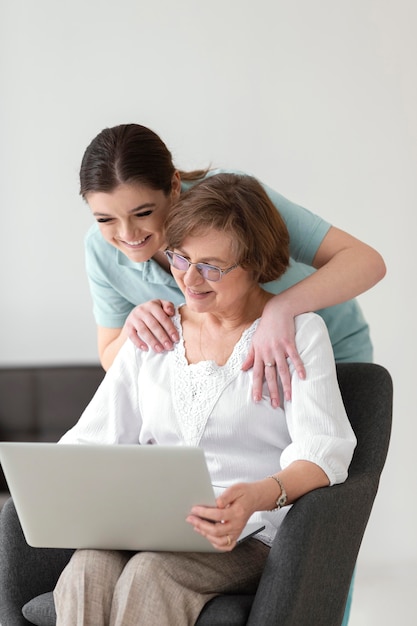 Medium shot smileyvrouwen met laptop