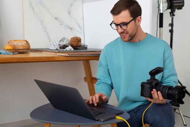 Photo medium shot specialized photographer working in studio