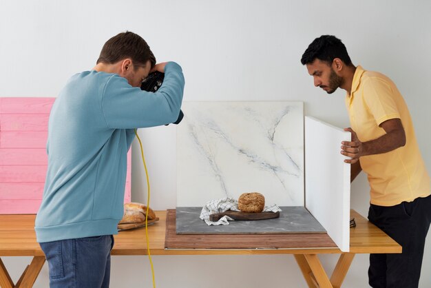 Foto fotografi specializzati in riprese medie che lavorano in studio