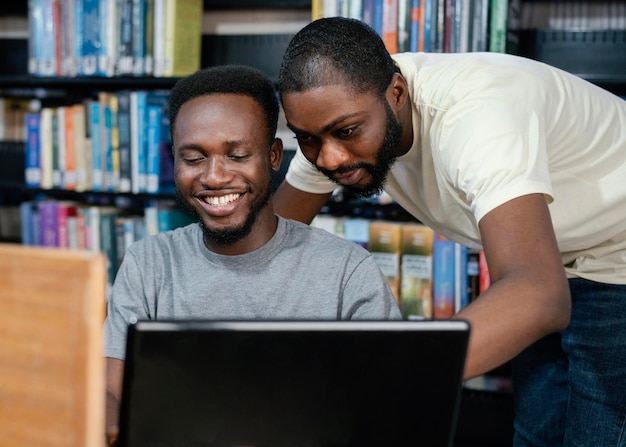 Foto studenti di tiro medio con laptop