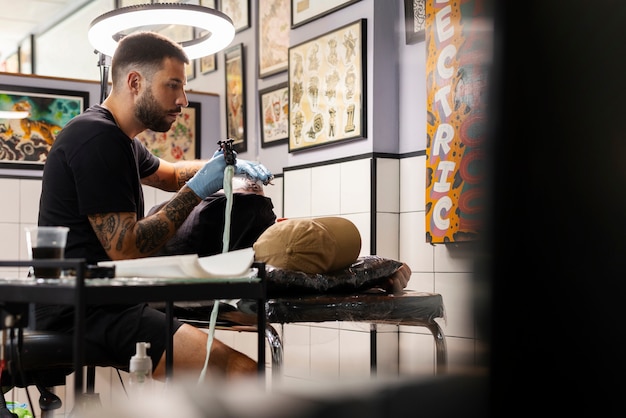 Foto tatuatore di tiro medio al lavoro