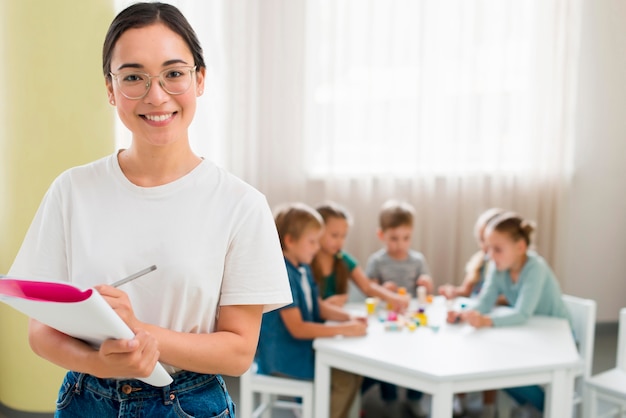 Insegnante di tiro medio che prende appunti durante la lezione