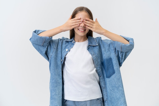 Photo medium shot teen covering her eyes