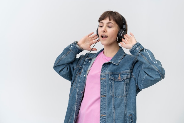 Photo medium shot teenager with headphones