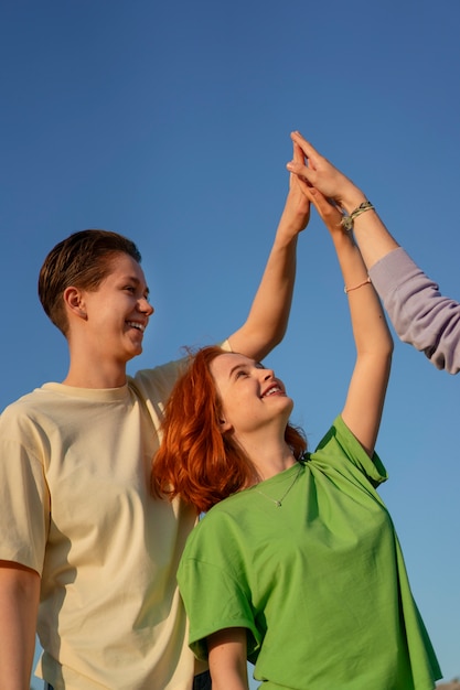 Photo medium shot teenagers being friends