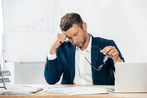 Photo medium shot tired man at desk