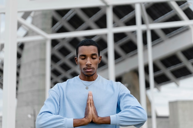 ミディアムショットトランスジェンダー瞑想