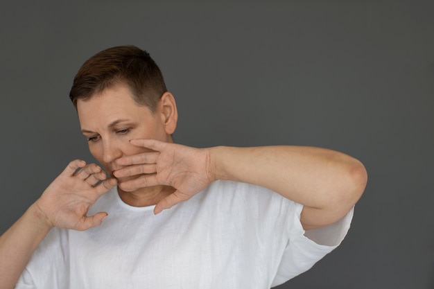 Foto medium shot trieste vrouw die haar gezicht bedekt