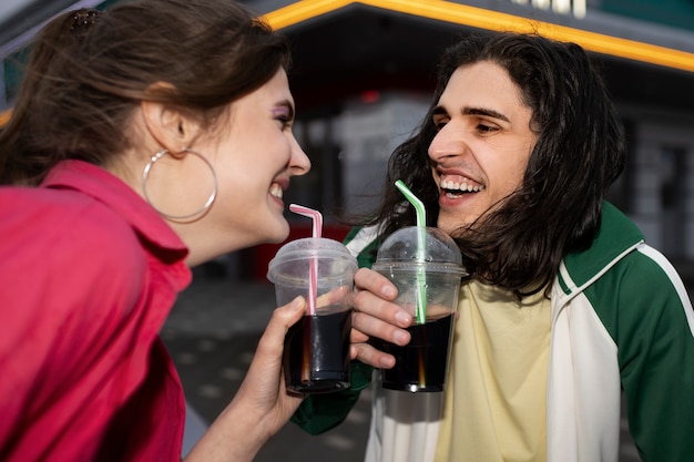 Foto medium shot vrienden die frisdrank drinken