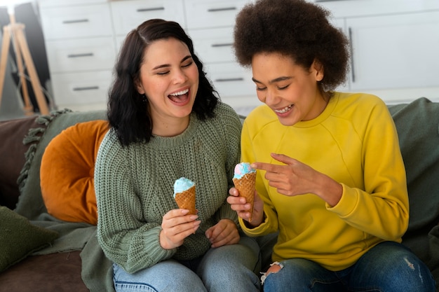 Medium shot vrienden die lekker ijs eten