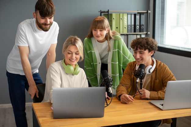 Foto medium shot vrienden die podcast opnemen