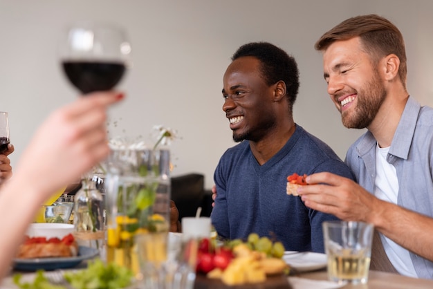 Medium shot vrienden op een dinerfeestje