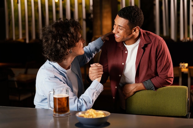 Medium shot vrienden praten in de pub