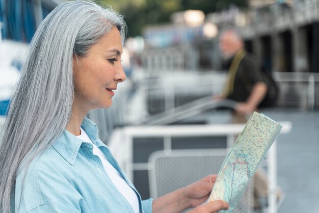 Foto medium shot vrouw die kaart leest