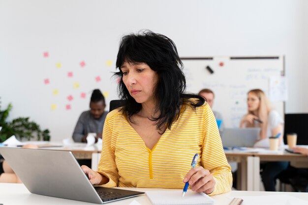 Medium shot vrouw die op laptop werkt