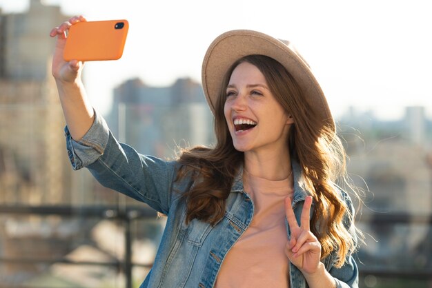 Medium shot vrouw die selfie maakt