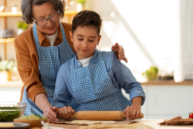 Foto medium shot vrouw en kind die samen koken