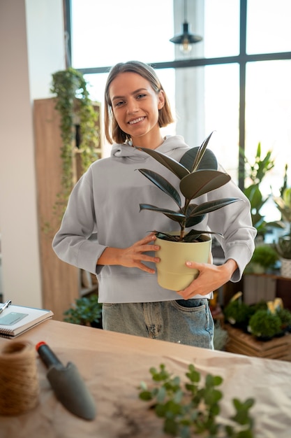 Foto medium shot vrouw met bloempot