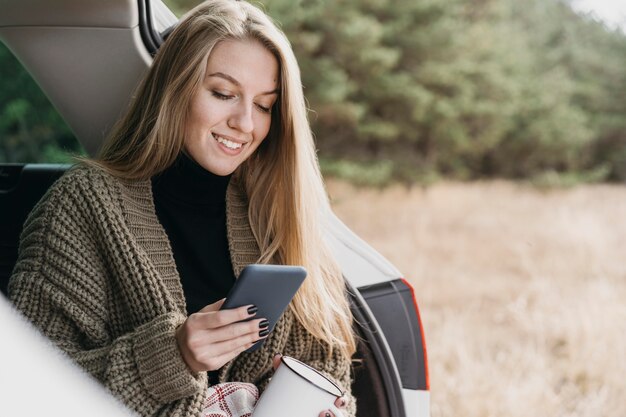 Foto medium shot vrouw met smartphone