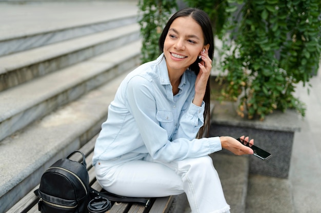 Foto medium shot vrouw met telefoon