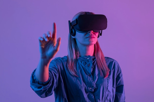 Medium shot vrouw met virtual reality-gadget