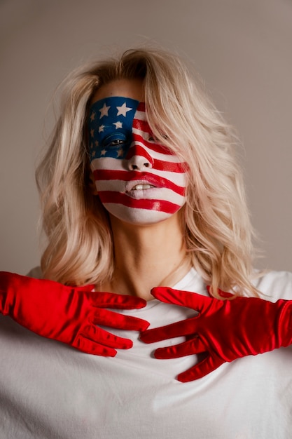 Foto medium shot vrouw poseren met amerikaanse make-up