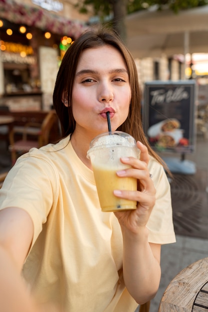 Foto medium shot vrouw poseren met drankje