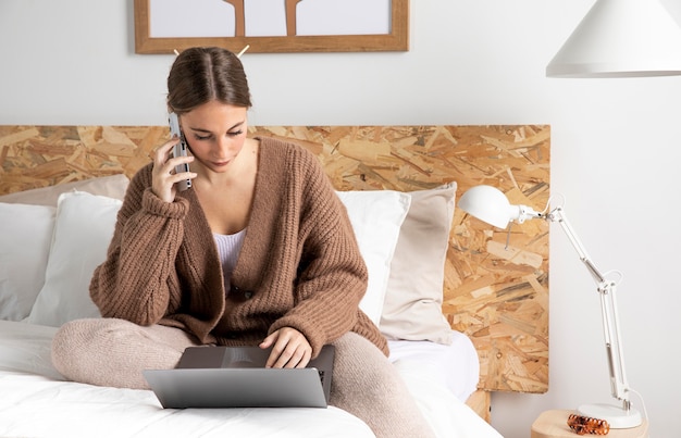 Foto medium shot vrouw praten over de telefoon