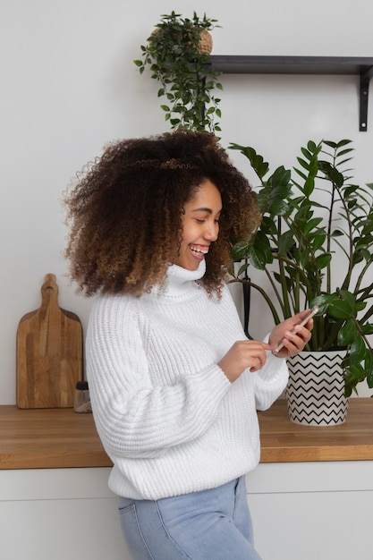 Medium shot vrouw verslaafd aan telefoon