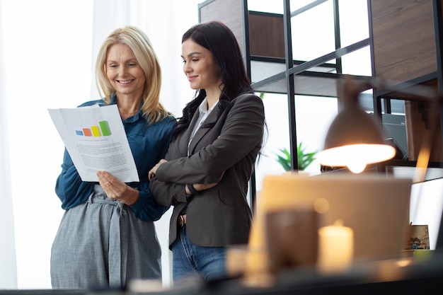 Medium shot vrouwen bespreken op het werk