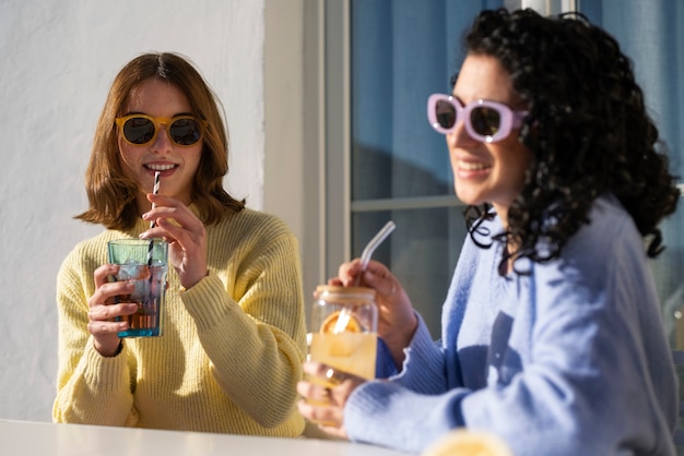 Foto medium shot vrouwen die kombucha drinken