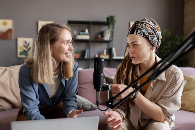 Foto medium shot vrouwen die podcast opnemen