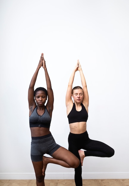 Foto medium shot vrouwen die samen trainen