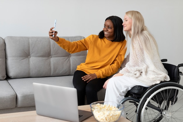 Medium shot vrouwen die selfie maken