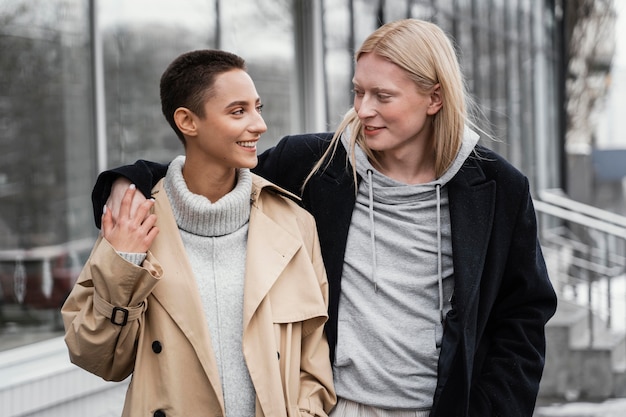 Foto medium shot vrouwen hand in hand