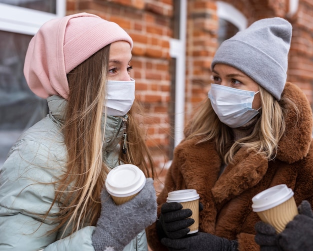 Foto medium shot vrouwen met koffiekopjes