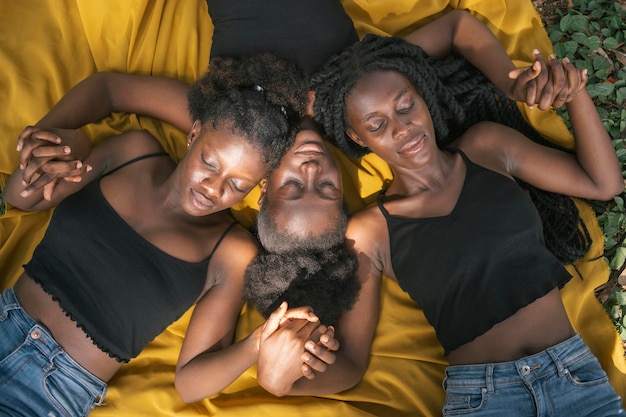 Foto medium shot vrouwen poseren samen bovenaanzicht