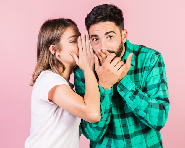 Foto colpo medio con la ragazza che bisbiglia